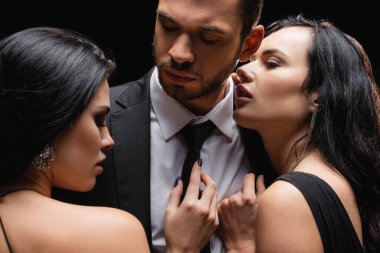 Esmer, tutkulu kadınlar, başarılı bir iş adamının yakınında.