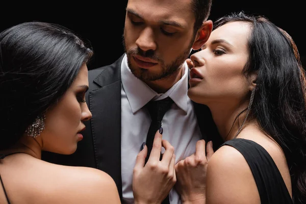 Morena Mulheres Apaixonadas Perto Empresário Bem Sucedido Isolado Preto — Fotografia de Stock