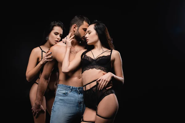 Mujeres Apasionadas Ropa Interior Abrazando Hombre Sexy Jeans Aislados Negro — Foto de Stock