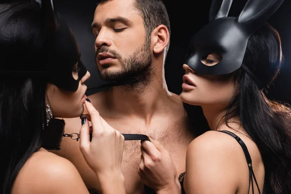 Apasionada Mujeres Conejito Máscaras Cerca Sexy Hombre Negro Fondo — Foto de Stock