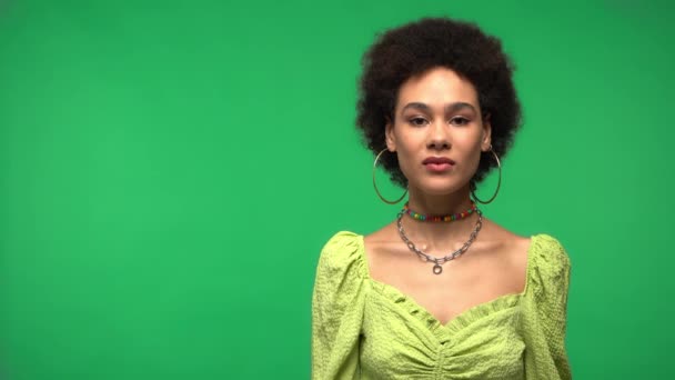 Femme Afro Américaine Querelle Isolée Sur Vert — Video