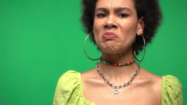 Geïrriteerde Afrikaanse Amerikaanse Vrouw Zoek Naar Camera Geïsoleerd Groen — Stockvideo