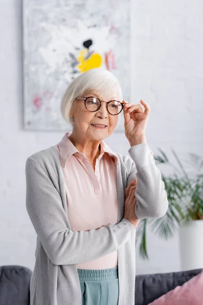 Leende Äldre Kvinna Glasögon Vardagsrummet — Stockfoto