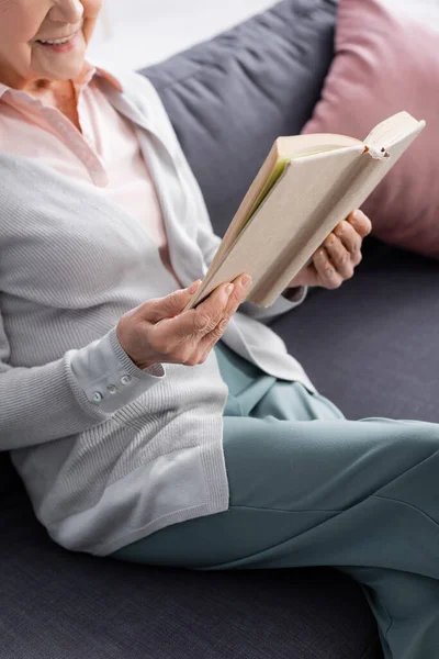 Ausgeschnittene Ansicht Des Buches Den Händen Einer Lächelnden Seniorin — Stockfoto