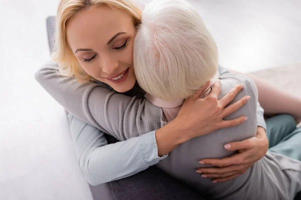 Overhead View Woman Closed Eyes Hugging Grey Haired Mother — Stock Photo, Image