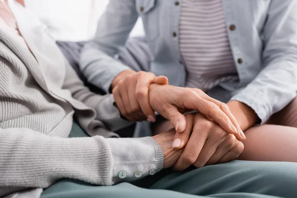 Vista Ritagliata Della Donna Sfocata Che Tocca Mani Della Madre — Foto Stock