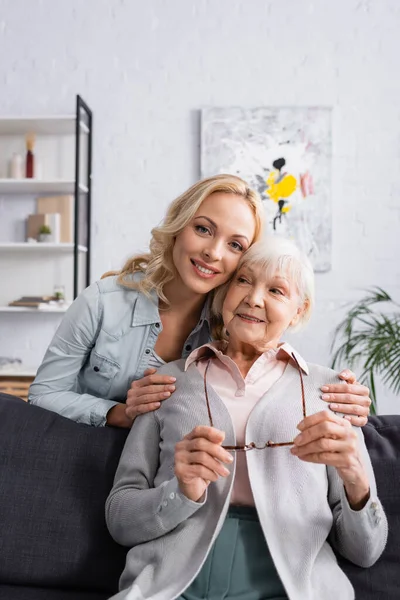 Senior Woman Holding Eyeglasses Smiling Daughter — Stock Photo, Image