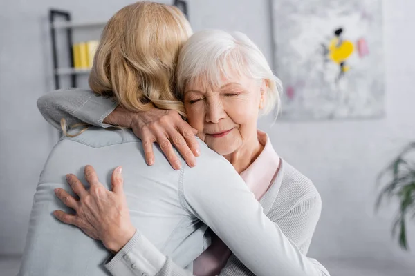 Mujer Pelo Gris Abrazando Hija Casa — Foto de Stock