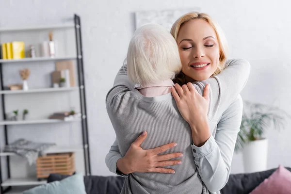 Mulher Adulta Feliz Abraçando Mãe Casa — Fotografia de Stock