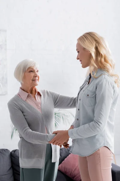 Grauhaarige Frau Hält Erwachsene Tochter Hause Der Hand — Stockfoto