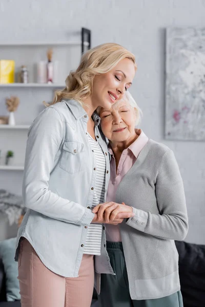Seniorin Hält Hand Ihrer Tochter Wohnzimmer — Stockfoto