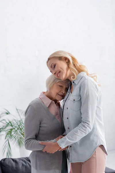 Mujer Abrazando Madre Pelo Gris Con Los Ojos Cerrados — Foto de Stock