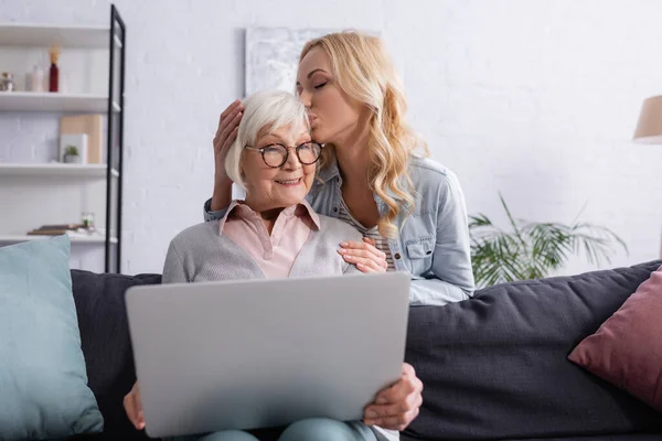 Mulher Adulta Beijando Mãe Sorridente Com Laptop Primeiro Plano Borrado — Fotografia de Stock
