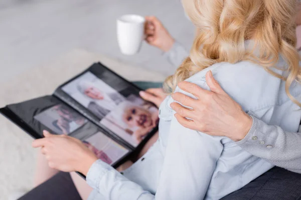 Vue Recadrée Mère Aînée Avec Tasse Embrassant Fille Avec Album — Photo