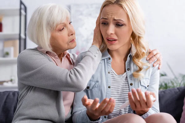 Anziana Madre Calmante Figlia Scontenta Con Tovagliolo Casa — Foto Stock