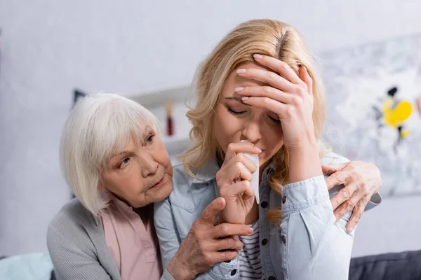 Anciana Abrazando Hija Llorando Con Servilleta Casa —  Fotos de Stock