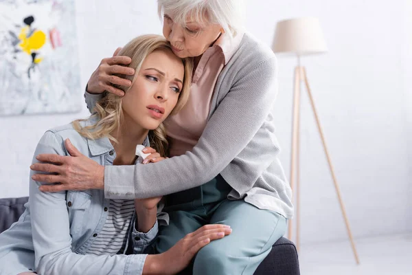 Femeia Supărată Șervețel Stând Lângă Mama Tristă Canapea — Fotografie, imagine de stoc