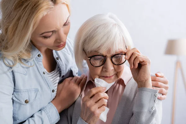 Upprörd Äldre Kvinna Med Servett Stående Nära Dotter — Stockfoto