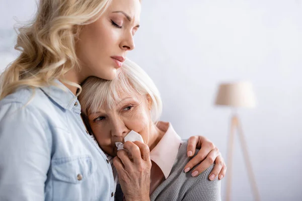 Kvinna Lugnande Äldre Mor Med Servett Hemma — Stockfoto