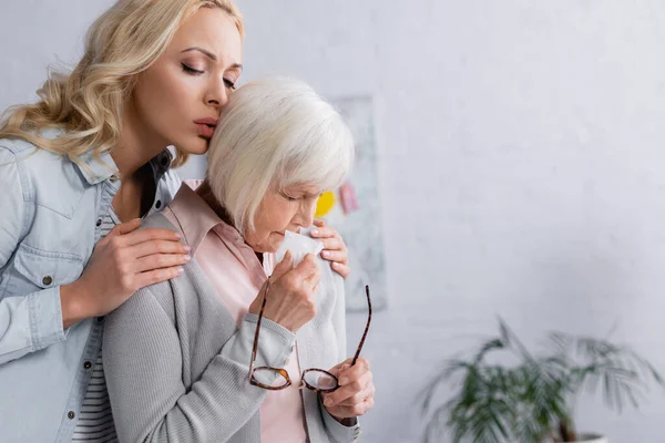 Kvinna Lugnande Besviken Mor Med Glasögon Och Servett — Stockfoto