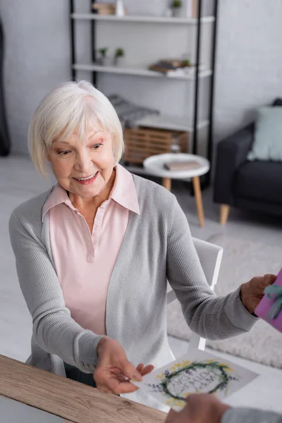 Senior Woman Sitting Daughter Present Greeting Card Home — Stock Photo, Image