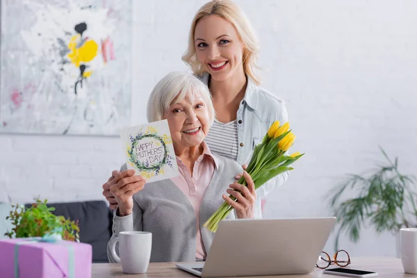 Vrolijke Vrouw Knuffelen Moeder Met Gelukkige Moeders Dag Belettering Wenskaart — Stockfoto