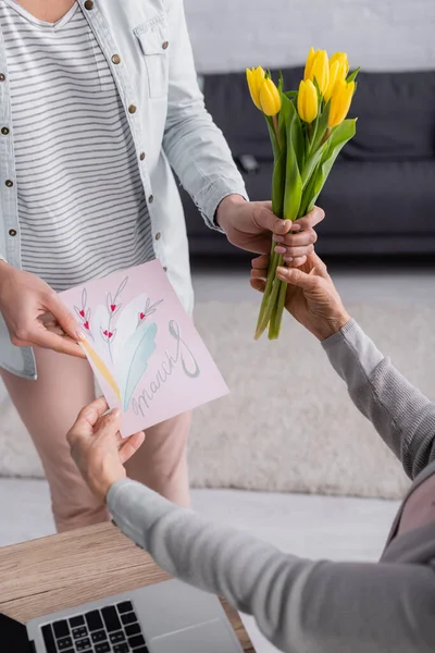 집에서 부모에게 보내는 행진곡 꽃으로 카드를 여자의 — 스톡 사진