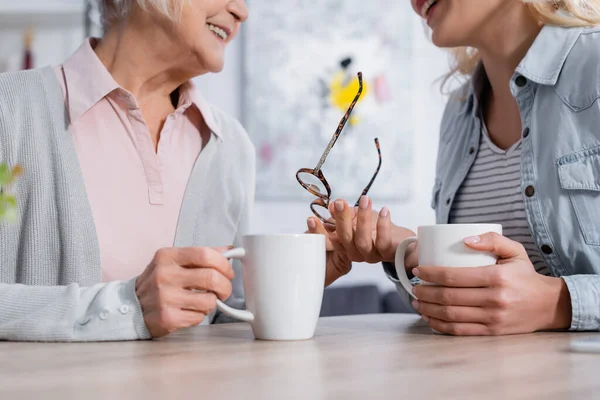 Beskuren Utsikt Över Äldre Kvinna Som Håller Glasögon Och Kopp — Stockfoto