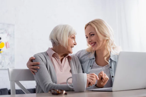 Cheerful Senior Woman Looking Daughter Laptop Cup — Stock Photo, Image