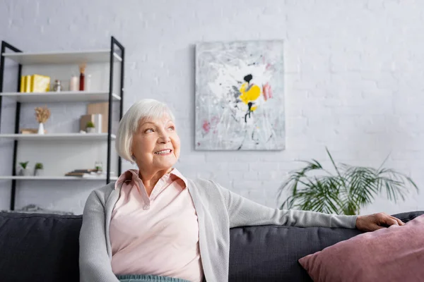 Positive Grauhaarige Frau Sitzt Wohnzimmer — Stockfoto