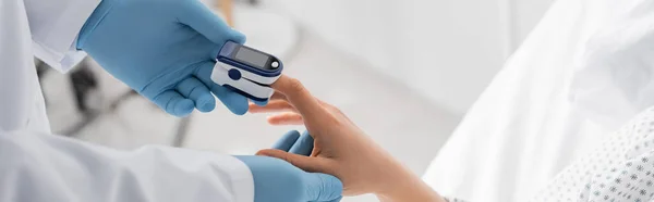 乳胶手套医生用脉动血压计 横幅测量妇女饱和度的局部透视 — 图库照片
