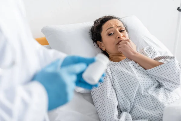 Afro Americana Preocupado Deitado Cama Hospital Perto Médico Borrado Luvas — Fotografia de Stock