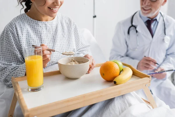 Vista Recortada Mujer Afroamericana Feliz Desayunando Cerca Del Médico Sobre — Foto de Stock