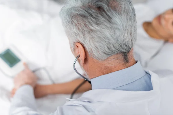 Overhead View Mature Doctor Measuring Blood Pressure Ill African American — Stockfoto