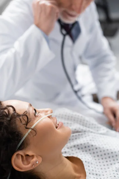 Sonriente Mujer Afroamericana Cánula Nasal Cerca Médico Sobre Fondo Borroso —  Fotos de Stock