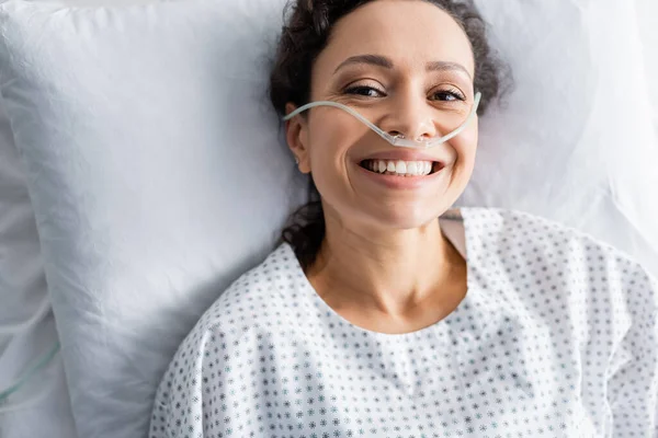 Vista Superior Sonriente Mujer Afroamericana Con Cánula Nasal Acostada Cama — Foto de Stock