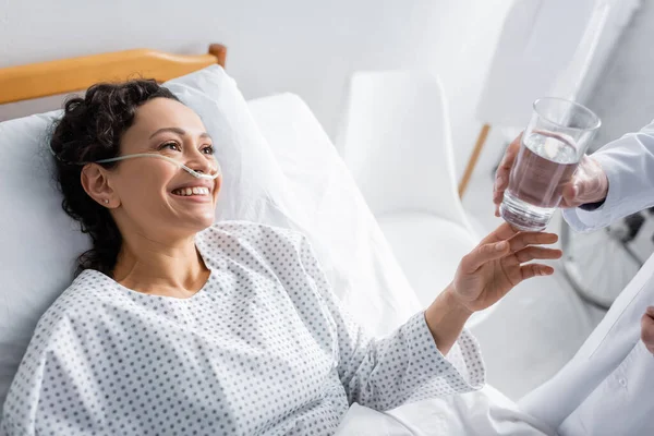 Mujer Afroamericana Sonriente Tomando Vaso Agua Del Médico Hospital — Foto de Stock