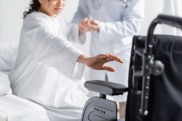 非洲裔美国妇女接近医生和轮椅的部分视角模糊的前景 — 图库照片
