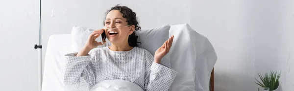 Mujer Afroamericana Asombrada Hablando Por Teléfono Móvil Hospital Pancarta — Foto de Stock