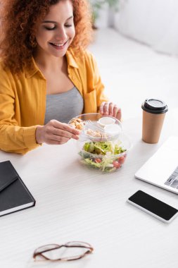 Kahvenin yanında taze salata yiyen serbest çalışan memnun oldum.