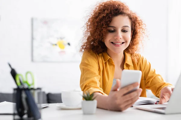 Cheerful Freelancer Looking Smartphone Laptop Blurred Foreground — Stock Photo, Image