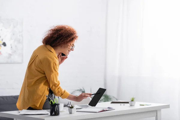 Krullend Freelancer Wijzen Met Pen Laptop Met Leeg Scherm Tijdens — Stockfoto