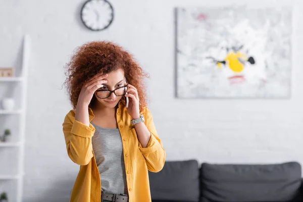 Doordachte Freelancer Aanraken Hoofd Tijdens Het Praten Mobiele Telefoon Thuis — Stockfoto