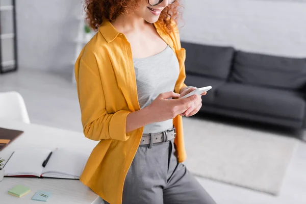 Cropped View Smiling Freelancer Chatting Smartphone Desk Home — Stock Photo, Image