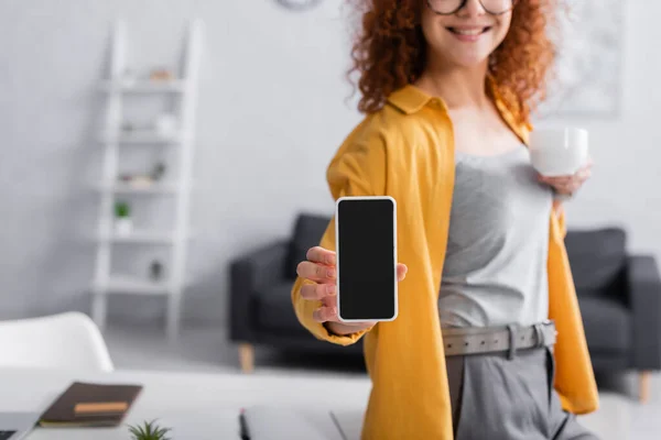 Sebagian Tampilan Telepekerja Yang Menampilkan Smartphone Dengan Layar Kosong Latar — Stok Foto