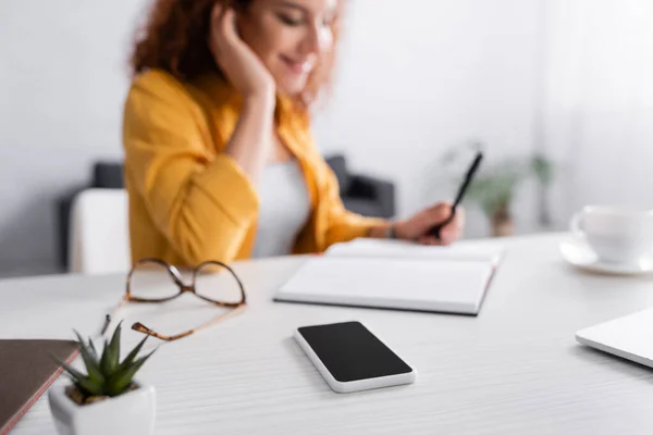 Enfoque Selectivo Teléfono Inteligente Con Pantalla Blanco Cerca Freelancer Sobre — Foto de Stock