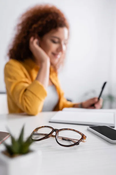 Selektivt Fokus Glasögon Och Mobiltelefon Med Blank Skärm Nära Distansarbetare — Stockfoto