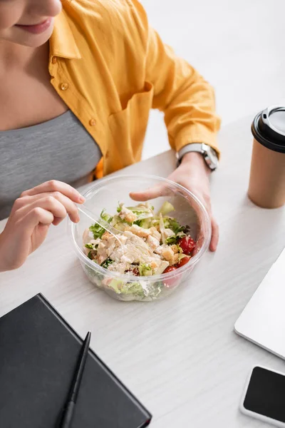 Partial View Freelancer Holding Plastic Fork Fresh Salad Coffee — Stock Photo, Image