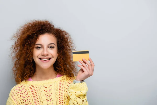 Vrolijke Vrouw Open Werk Trui Houden Credit Card Geïsoleerd Grijs — Stockfoto