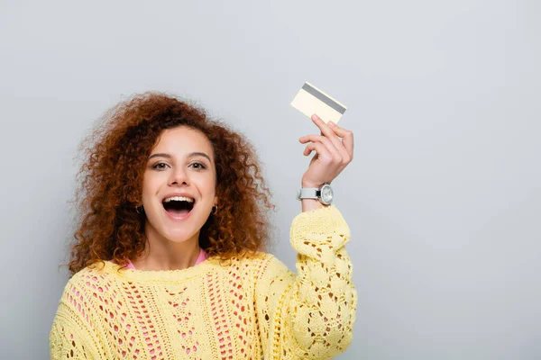 Podekscytowana Kobieta Otwartymi Ustami Trzyma Kartę Kredytową Szaro — Zdjęcie stockowe